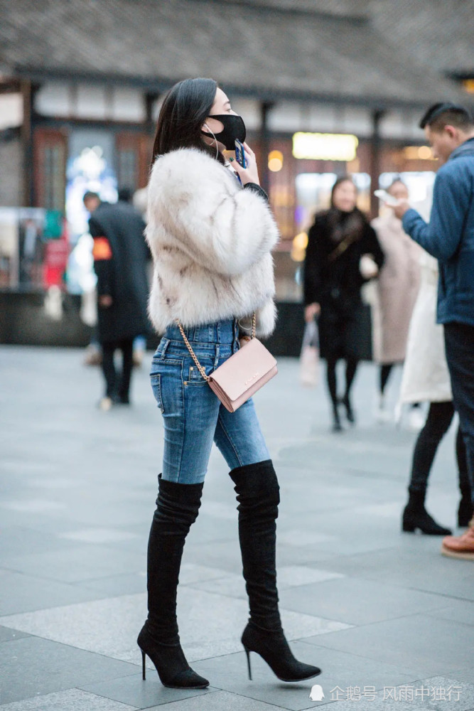 牛仔裤和靴子是搭档,发挥最大时尚功效,优化身材比例,长腿尽显