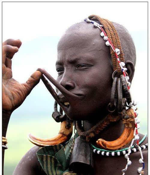 非洲神秘的盘唇族,女子10岁开始切嘴唇装盘子,盘子越大越美