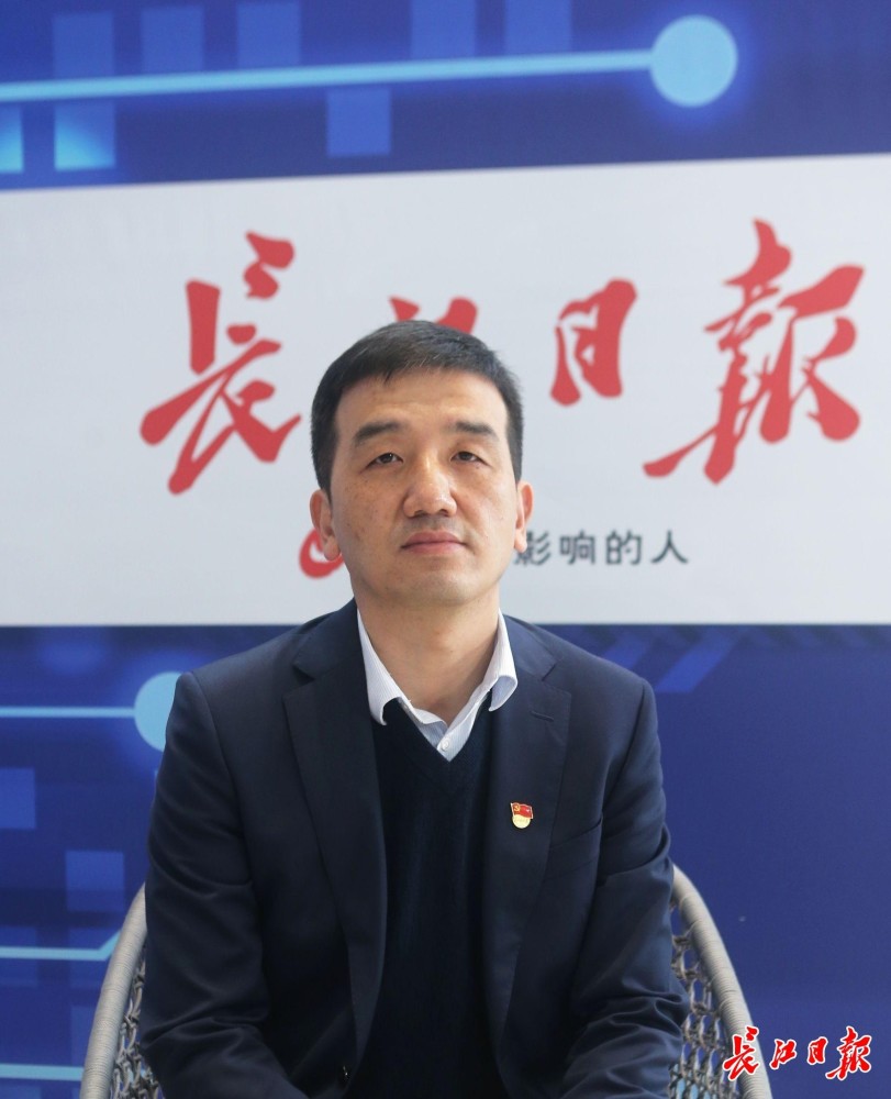 和平街党工委书记胡毅在访谈现场.