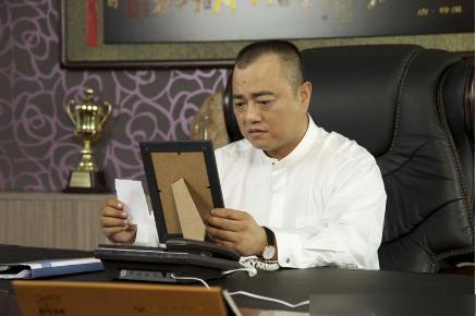 小沈阳见了他也要喊一声哥哥或许是因为张家豪帮他站到了前台,小沈阳