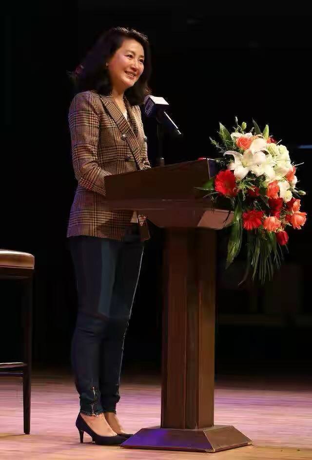 王小丫气质优雅,穿吊带裙配披肩有股书香气,这状态真不像52岁