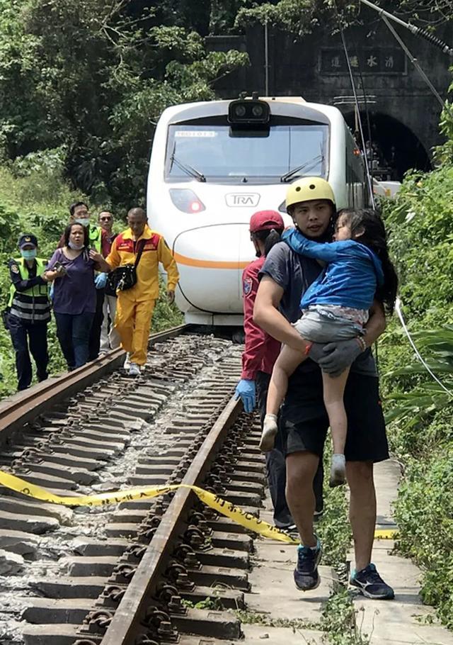 台铁列车出轨最小遇难者仅6岁现场已寻获54具遗体