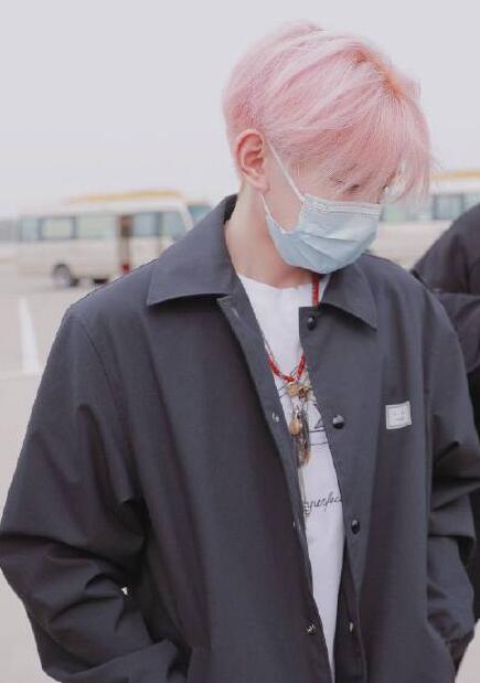 王源粉色头发引网友高呼充满樱花气息的少年