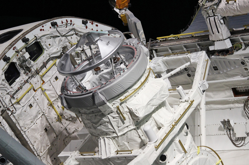 和谐号节点舱轴向与天顶方向两个对接口应用的异体同构周边对接方案