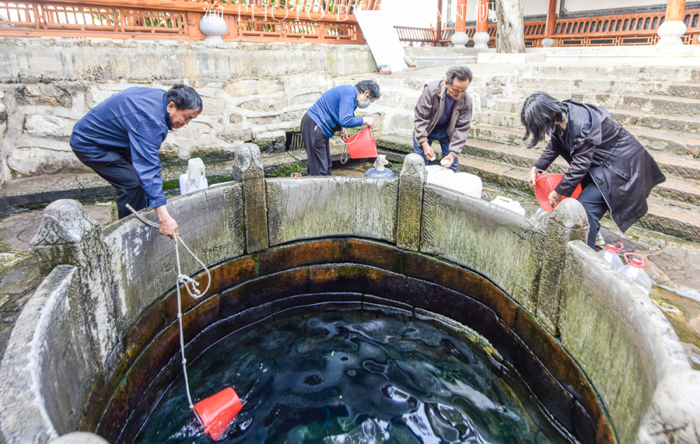 云南有座适合养老的小城,一口古井远近闻名,老人们每天排队取水_腾讯