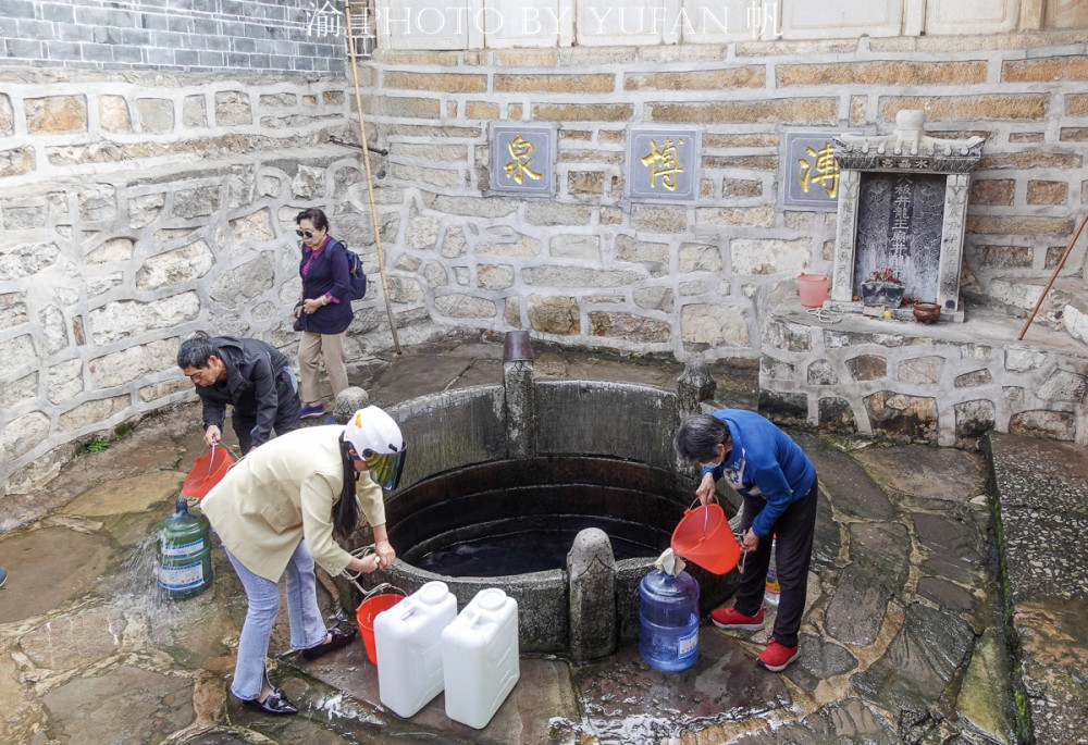 这口古井叫大板井,又名溥博泉,位于建水古城的西门外,这口古井的历史