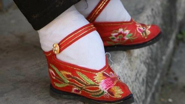 中国女子缠足,西方女子束腰,非洲女子最让人同情,至今仍在