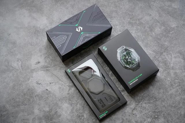 黑鲨4pro开箱体验各种配置拉满整体风格也更有亲和力