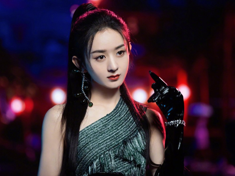 赵丽颖最新封面大片,黑长直暴露御姐属性,小细节令网友直呼羡慕_腾讯