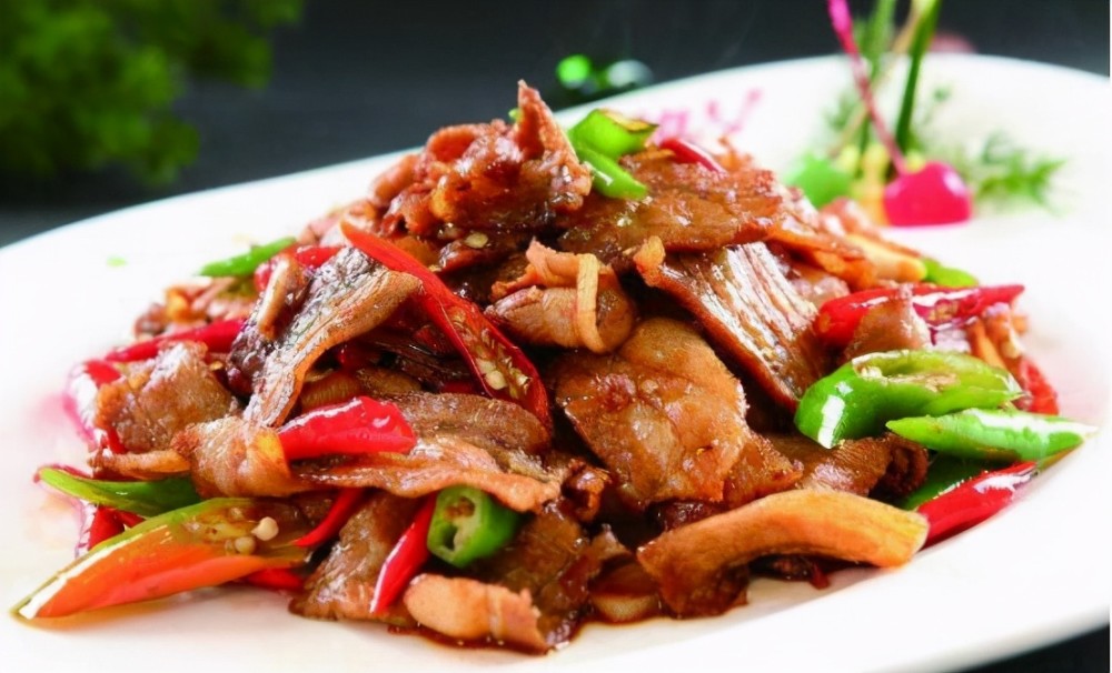 尖椒回锅肉8.熄火.7.放入蚝油和生抽炒匀.6.