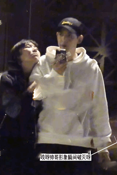 举止亲密还随地吐痰唐晓天疑似恋情曝光微博公开