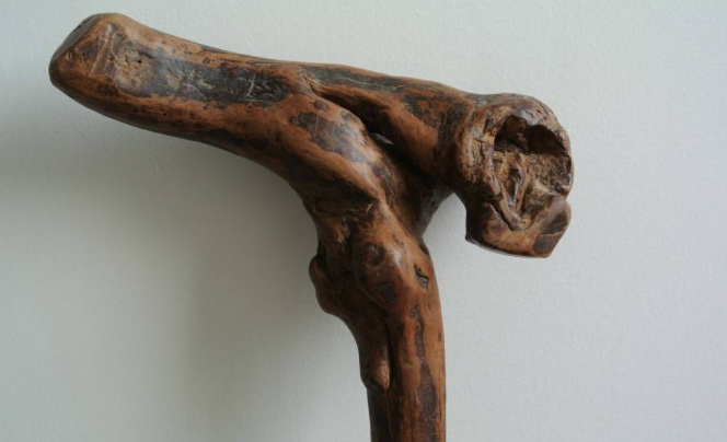 第三个不能外借的就是拐杖了,古人认为拐杖有长寿之意,因为古代的老人