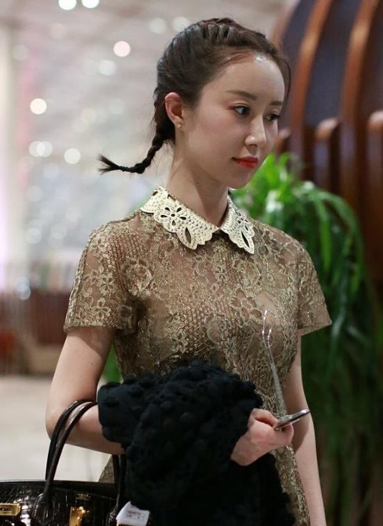 舒畅身穿金色蕾丝短裙搭配金色细高跟凉鞋,身材显纤细.