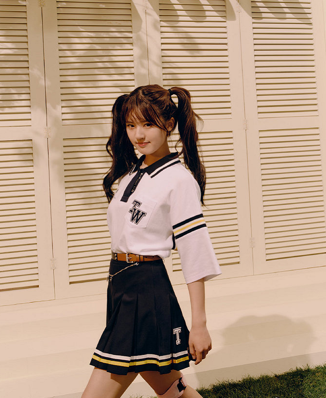 赵露思穿jk玩滑板,有谁注意到她的膝盖,这是摔的吗