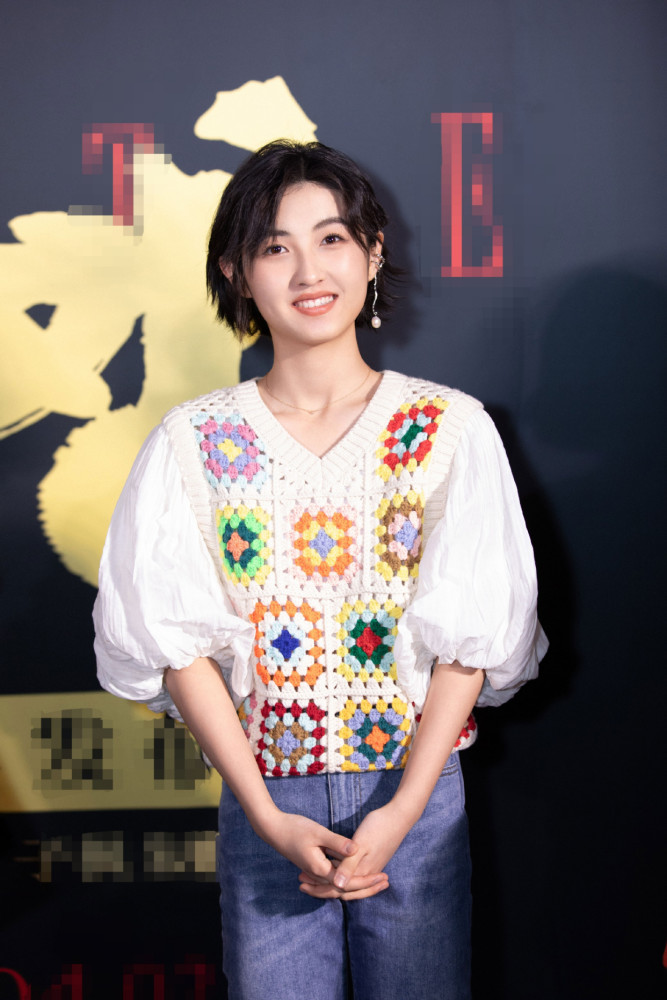 国民妹妹张子枫长大了从妹妹转型成姐姐最新路演照卷发显成熟