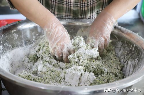 制作清明粑(杨弋戈摄)揉捏好的清明粑(杨弋戈摄)第四步,蒸煮.