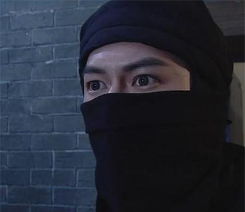 将军为防盗贼将银子炼成银球嘲笑小偷搬不动时才知中计