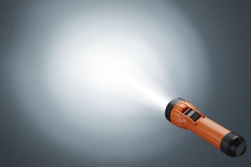 将一个手电筒打开并扔出去手电筒里的光超越光速了吗