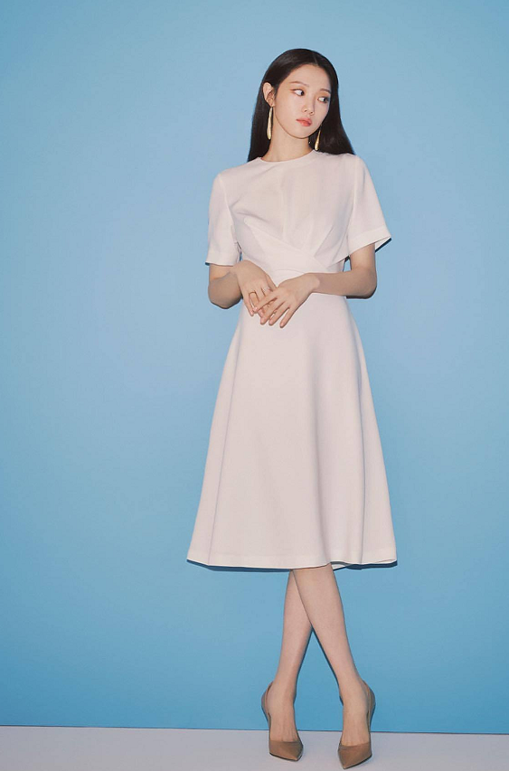 李圣经最新画报,穿简洁黑白裙难掩高挑苗条身材,这比例绝了_腾讯网