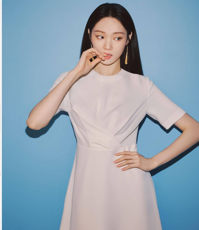 李圣经最新画报穿简洁黑白裙难掩高挑苗条身材这比例绝了