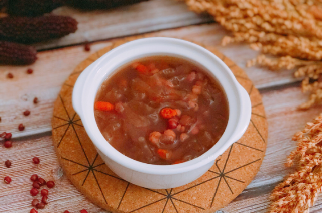 【红豆花生莲子银耳羹】