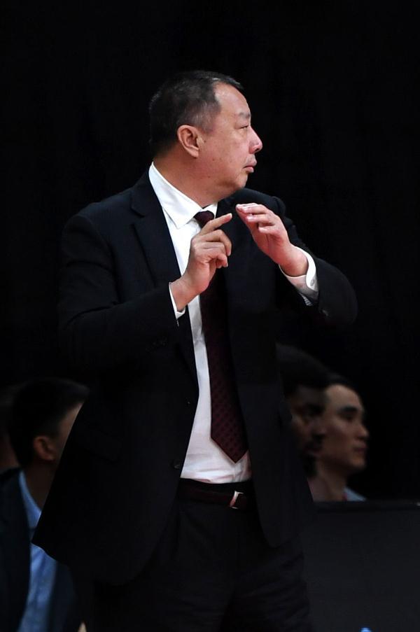 4月6日,青岛每日优鲜队球员许家晗(右)持球进攻.