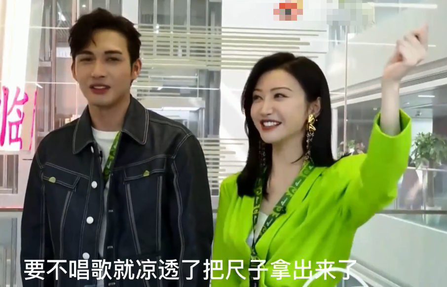 景甜张彬彬合体出席活动现场量头围彬彬直言是发型问题