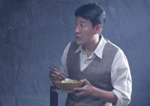 他在剧中饰演的是解一半,是与男主哈岚交好的厨神