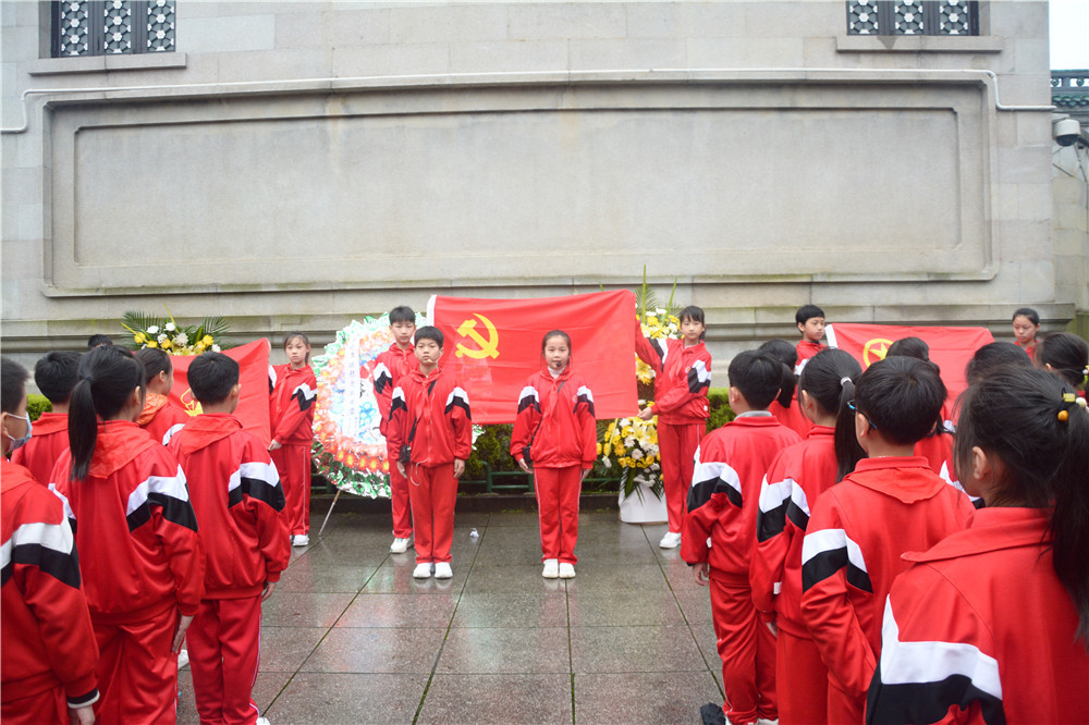 清水塘小學三員憶黨史緬懷祭英烈