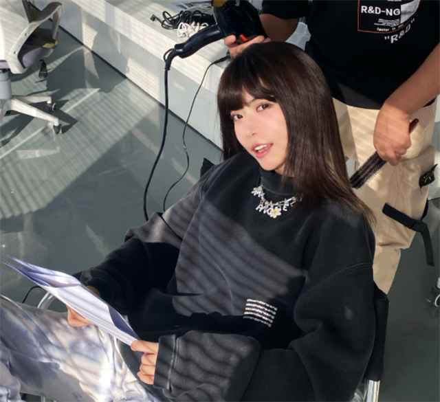 周淑怡穿白纱裙拍视频,隐藏的黑色轮廓太显眼,粉丝忙喊话补救_腾讯