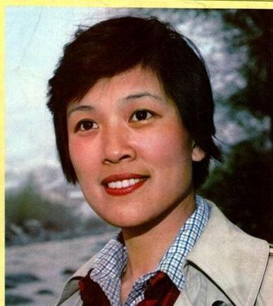国家一级演员宋春丽,终生未生育,却在61岁当奶奶的年龄当了母亲