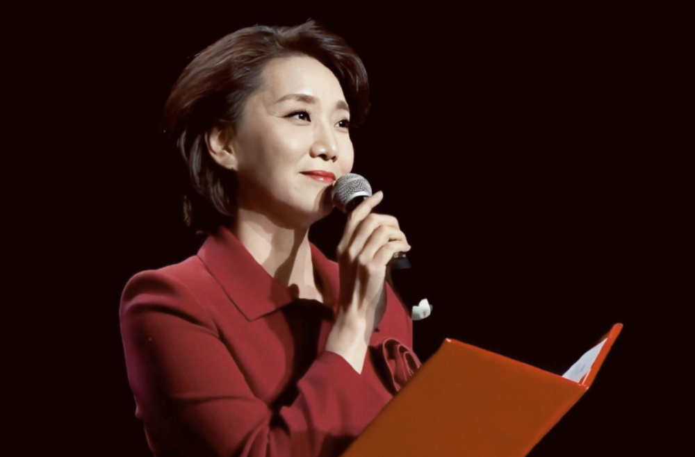 央视最美国脸李修平,上节目透露康辉私生活故事,两人关系不一般