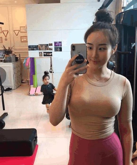 90后性感辣妈身材火辣本想晒娃意外走红这项运动或许功劳最大