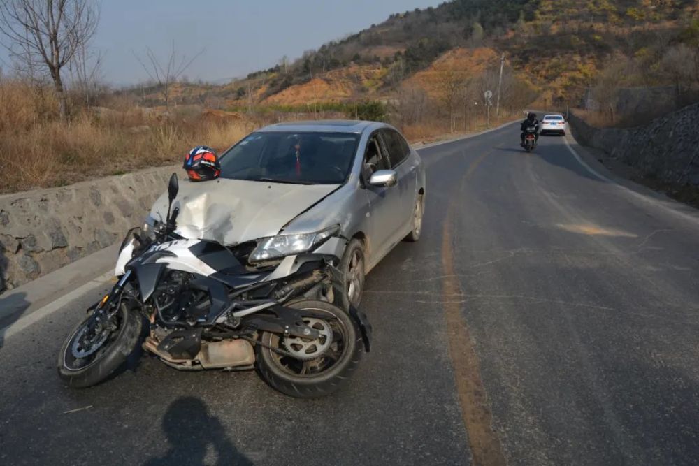 摩托车逆行转弯时被撞,担全责!