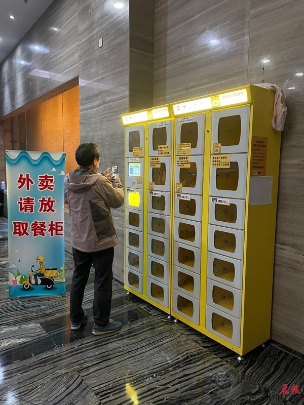 南昌一用户无法取出美团外卖智能取餐柜中奶粉 遭运维人员丢弃