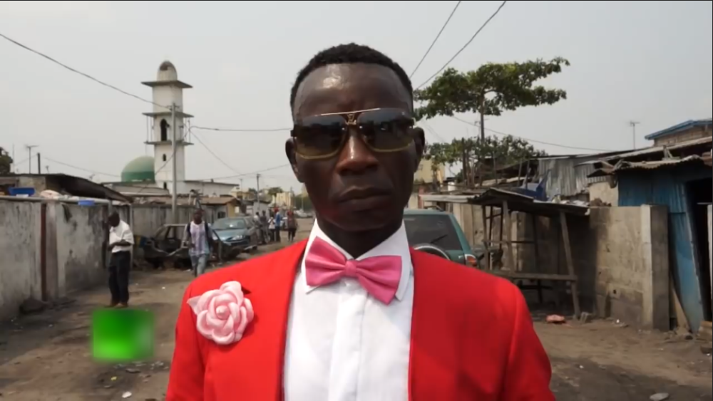 社会的优雅气息这里是非洲刚果,眼前这位黑人小哥穿着鲜艳笔挺的西服