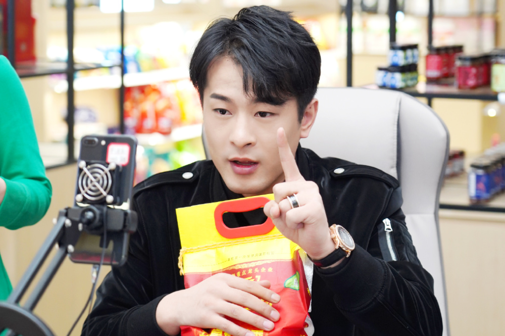 主播称辛巴不亚于二线明星之所以被爆料就是因为名气太大