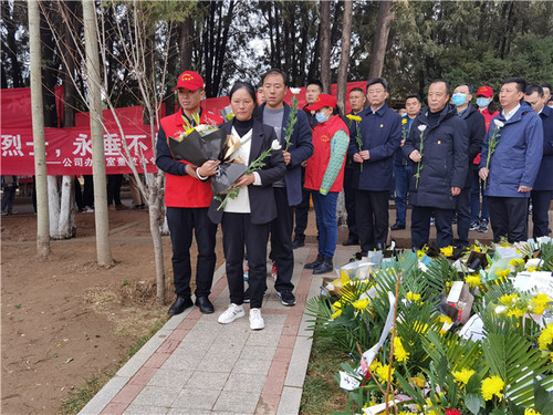 致敬卫国戍边英雄陈红军——清明节兰州市烈士陵园群众祭扫散记