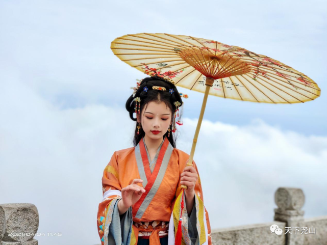 国风霓裳 • 尧山四月醉芳菲