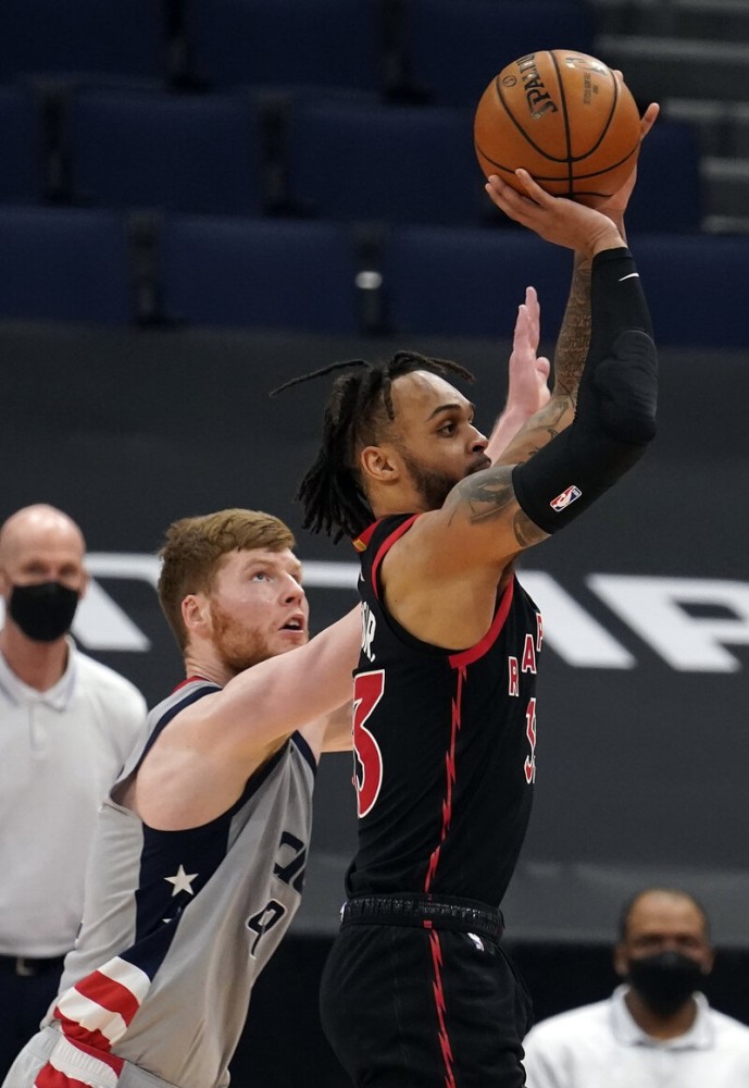 队在交易截止日用诺曼·鲍威尔从开拓者交易得到胡德和小加里·特伦特