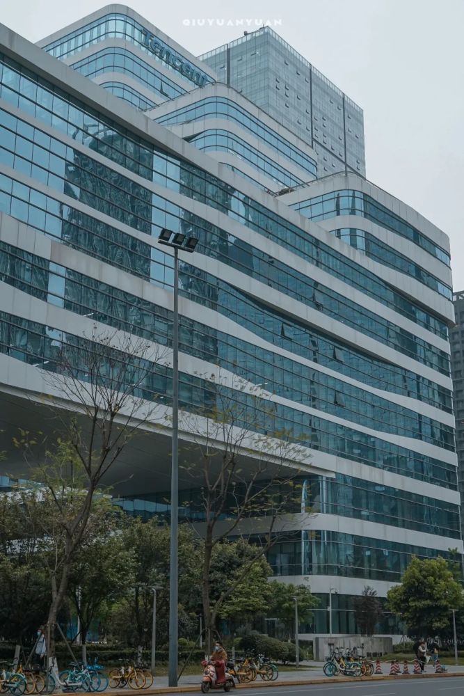 现在去看,似乎也有点旧了,四五年前还觉得孵化园,软件园是新兴大厦