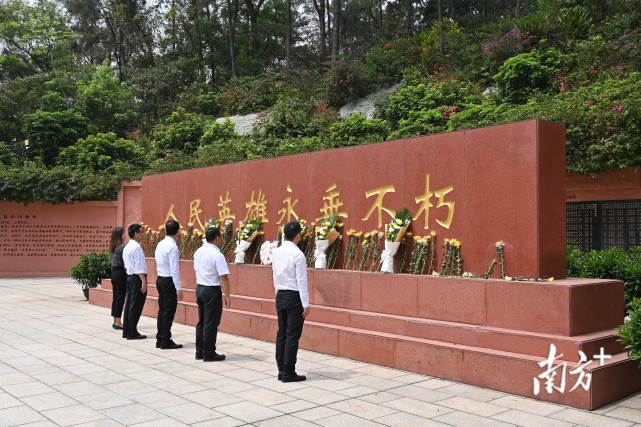 中国人保江门区域工委来到江门市东湖公园英雄山革命烈士陵园,开展"