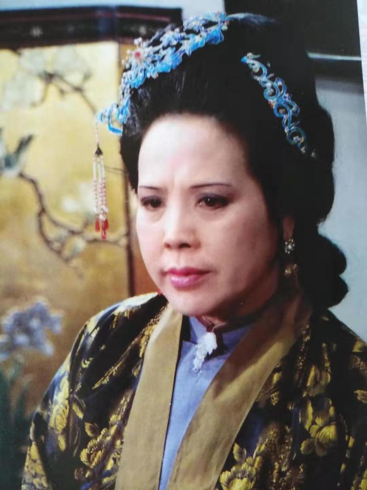 王善保家的代表着自己的主子邢夫人,因为绣春囊是邢夫人封好了派王善