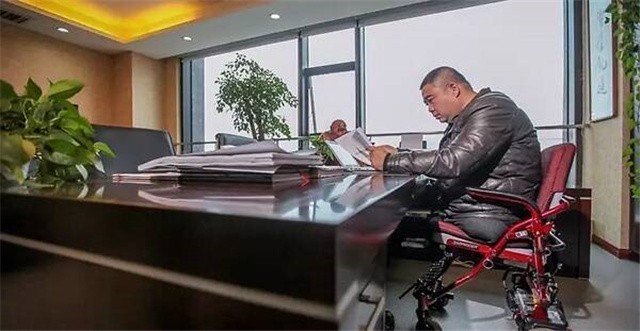 重庆男子唐毅,7岁失去双腿38岁逆袭亿万富豪,娶1米7女秘书