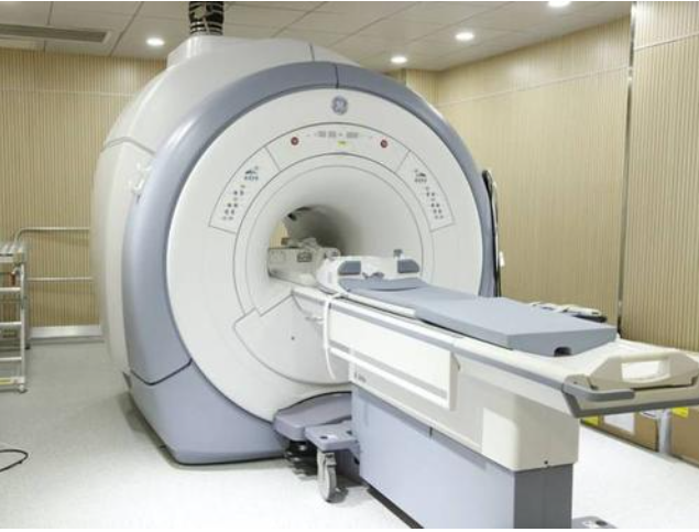 河南一男子做核磁共振被忘在检查舱内,