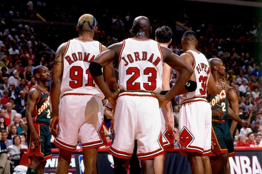 在那个赛季,公牛队常规赛拿下了72胜10负的惊天战绩,而在那个赛季