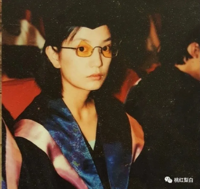 谁叫赵薇见过的世面,比其它同学加起来还要多呢?