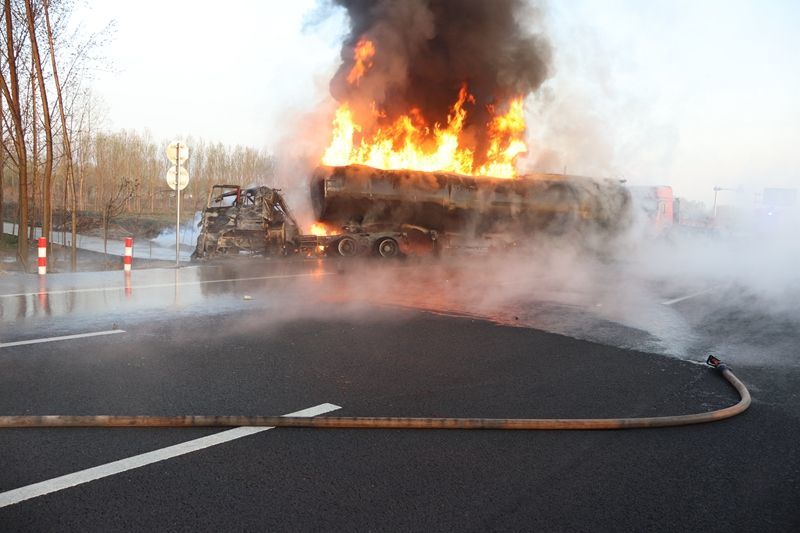 任城新区消防救援站接到报警:位于105国道与白果路交叉口油罐车着火