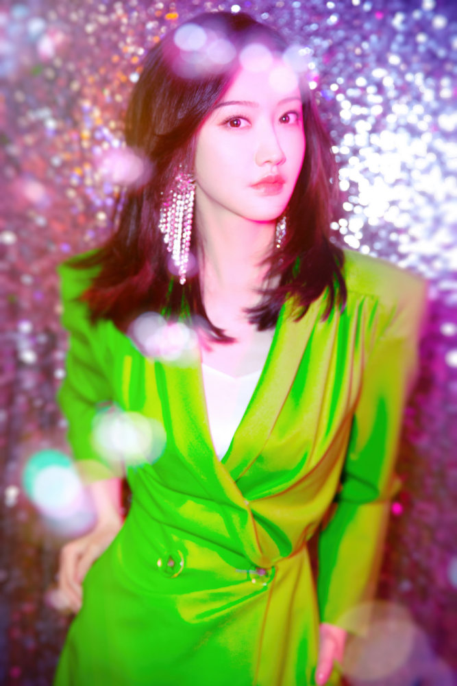 景甜荧光绿西装大片