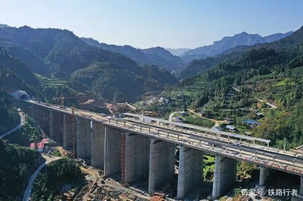 黔江至吉首高铁黔江至吉首铁路是渝湘高铁的一部分,全长218公里,湖南